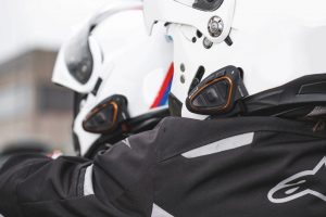 2 motards avec les intercoms bluetooth Midland BTX1 Pro S