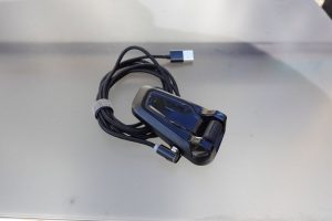 Un cardo packtalk bold avec un cable mini usb aimanté de branché