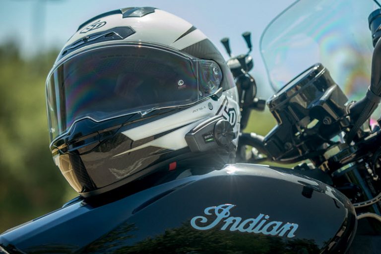 Le spider St1 sur le réservoir d'une moto Indian