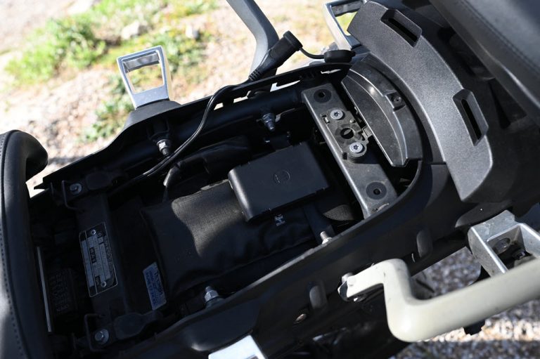 Monimoto 7 dans le coffre Triumph Tiger 800