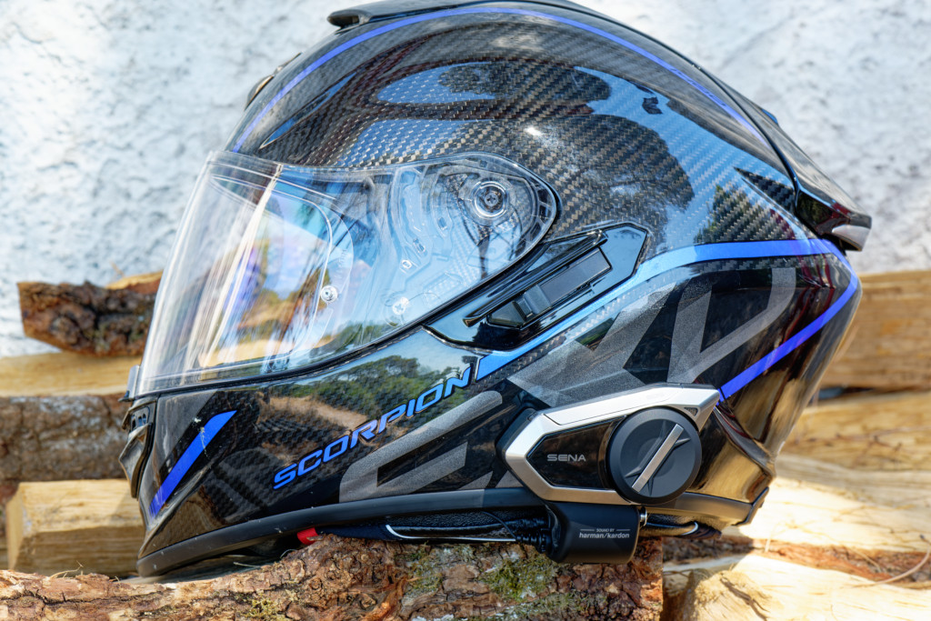 Sena 50S Quantum Harman Kardon vue laterale sur casque scorpion carbon