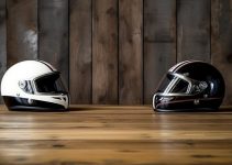 casque blanc et casque noir face a face