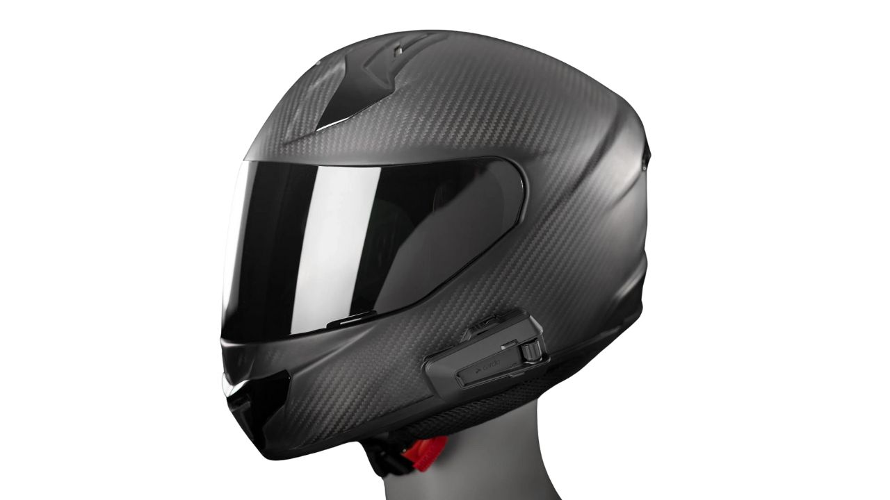 Cardo packtalk pro sur casque en carbone